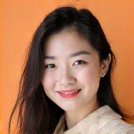 アートディレクター、佐藤ユミの笑顔のポートレート