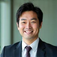 リードデベロッパー、田中ケンジの笑顔のポートレート
